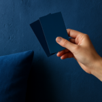 Bleu indigo et bleu roi : caractéristiques, différences et applications en décoration